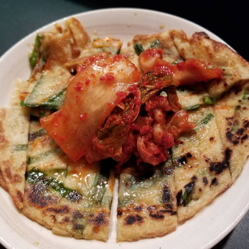 屋台：ぴょんきち、料理：ニラチヂミ