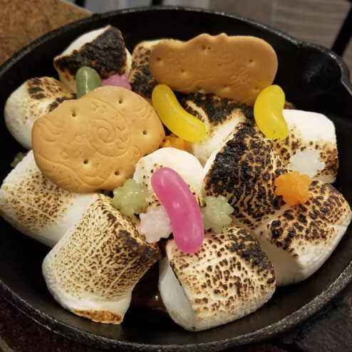 屋台：ナカナカナカ、料理：こんぺいとうとゼリービンズのファンタジースモア