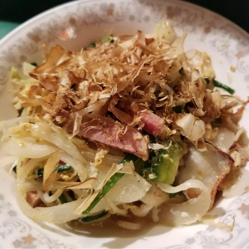 屋台：ちょうちん、料理：野菜炒め