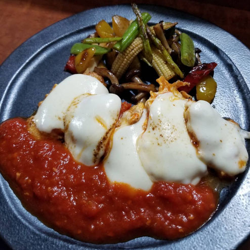 屋台：ウールーユイット_Heureux8、料理：豚肉のピカタ　トマトソース添え