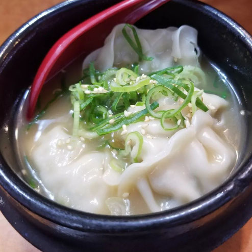 屋台：えんまんや、料理：豚骨炊きギョーザ