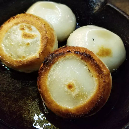 屋台：ナカナカナカ、料理：鉄鍋肉汁爆発ギョーザ