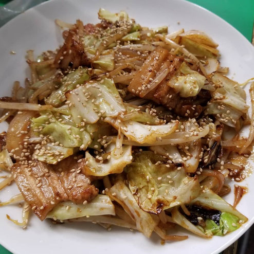屋台：なかちゃん、料理：豚肉とキャベツみそ炒め