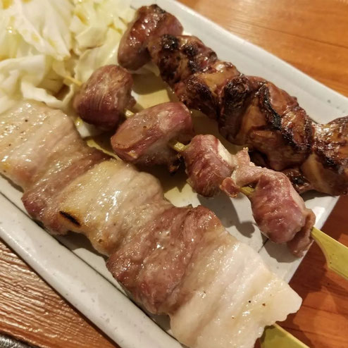 屋台：笑平、料理：豚バラ、砂ずり、鳥レバー串