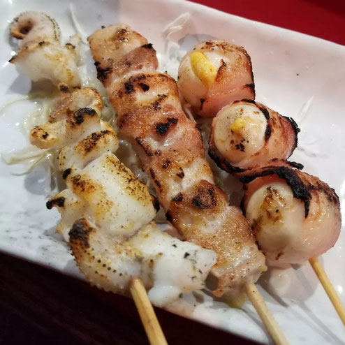 屋台：おけい、料理：イカゲソ、鶏モモ、ウズラベーコン