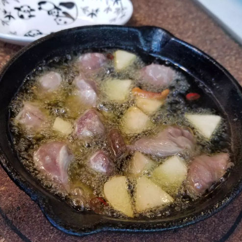 屋台：ナカナカナカ、料理：ずりとキノコのアヒージョ