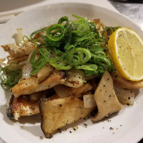 屋台：うまっつら、料理：鮭とキノコのバターソテー