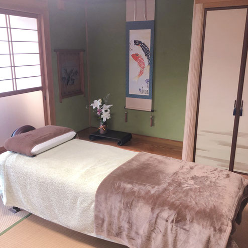福山市の水素頭痛整体　鍼灸院　はりきゅう屋施術ベッドの様子