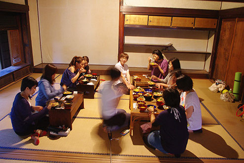 団欒の時間です。軒の深い古民家ならではの仄暗さも、たまにはいいでしょ?・・・すんません、また写真ぶれちゃってます・・・