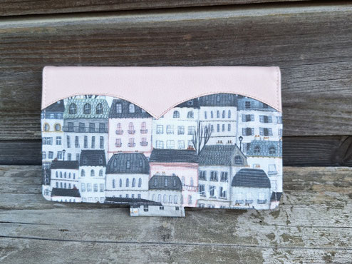 Porte-chéquier élégant pour femme, simili-cuir rose,  tissu gris clair avec des immeubles, maisons, villes