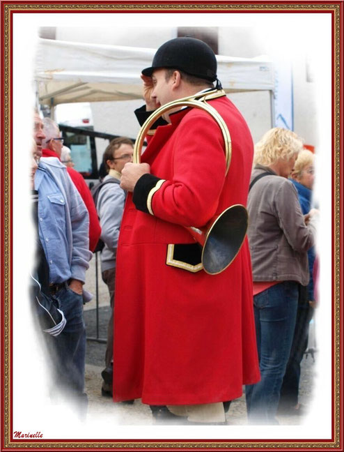 Sonneur de cor en tenue de chasse à courre à la Fête au Fromage, Hera deu Hromatge, à Laruns en Vallée d'Ossau (64) 