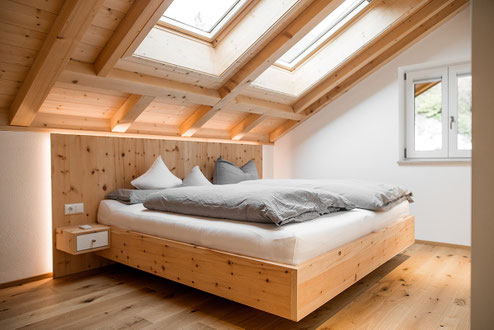 Schrank und Bett aus Massivholz