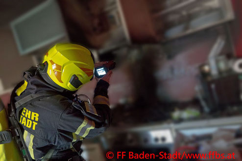 Feuerwehr; Blaulicht; FF Baden; Brand; Küche; Wohnhaus;