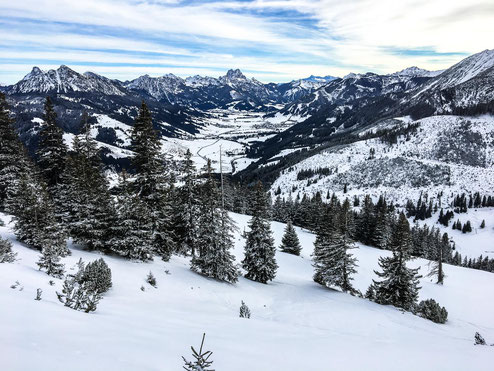 Eine traumhafte Aussicht ins Tal und auf die umliegenden Berge