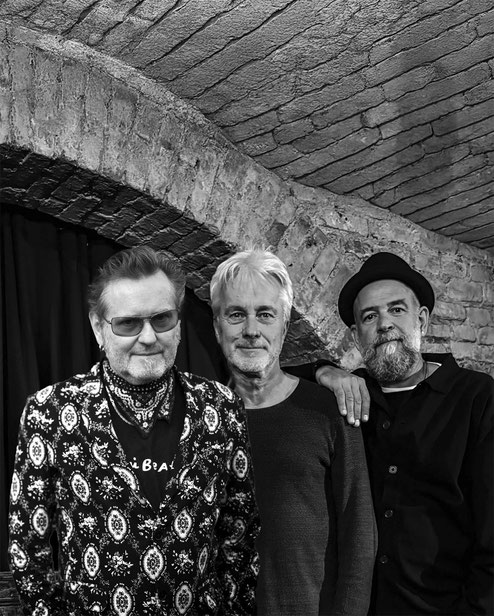 Die beiden Liedermacher Werner Schmidbauer und Martin Kälberer sind beim Münchener "Tollwood Festival" gesetzt. In diesem Jahr gesellt sich unter anderem Singer/Songwriter Stefan Stoppok (im Bild links) zu ihnen. Foto: Promo