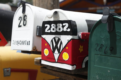 Postkästen in Madrid, New Mexico, Hippie-Dorf
