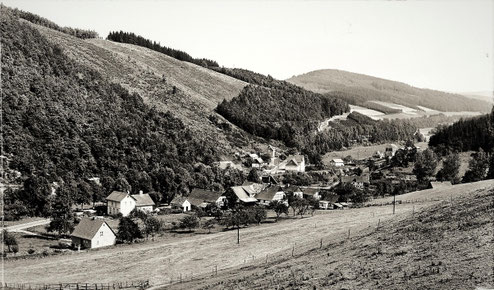 Frielinghausen: Durch dieses Tal führen alle Wege, die Bahnstrecke (heute: Radweg) und die Leiße, die in den Wennefluss hier mündet.