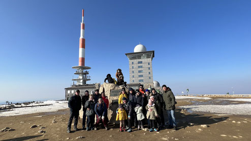 Gruppenfoto auf dem Gipfel des Brockens. (Auf dem Foto fehlten ca. 15 Personen, die schon früher abgestiegen sind)