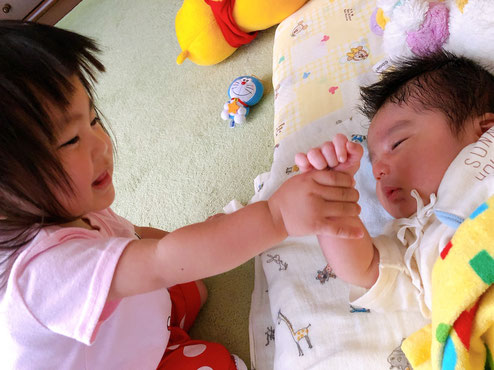 赤ちゃんをあやすお姉ちゃん