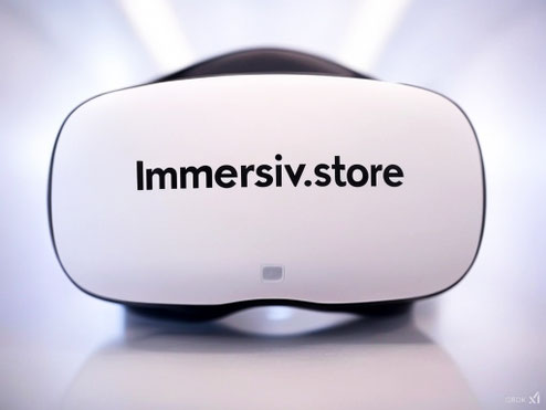 Immersive shopping (augmented reality) is a three-dimensional experience in which virtual content and real environments are transmitted via a camera, e.g. that of a mobile phone or VR glasses. 