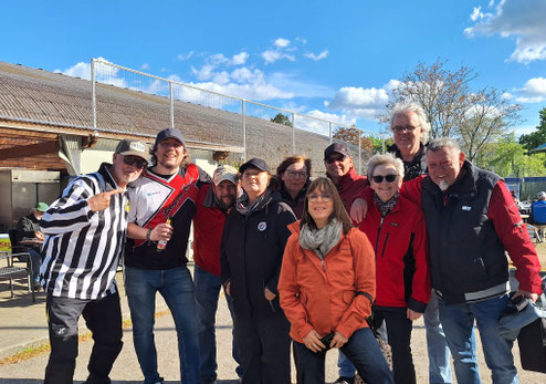 Kreisliga-Mannschaft: Schiedsrichter Roland, Micha, Tino, Monika Po., Monika Pa., Christine, Peter, Sigrid, Wolfgang, Jürgen