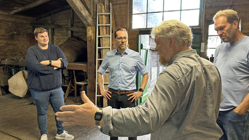 Start der abwechslungsreichen Führung durch die Wollspinnerei mit Friedrich-Georg Blunk: Bengt Bergt und sein Büroleiter (links im Bild), rechts zusehen Vorstandsmitglied Joachim Wilken-Kebeck