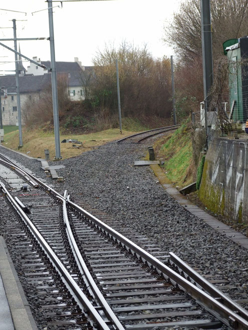 Februar 2014: Die Anschlussweiche wird ausgebaut. (Bild: buebikernews)