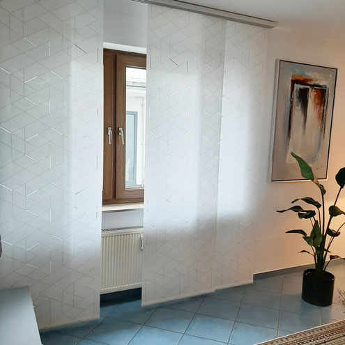 Flächenvorhang nach Maß - klare Linien für breite Fenster in Langenselbold, angefertigt von Lamellen Junker
