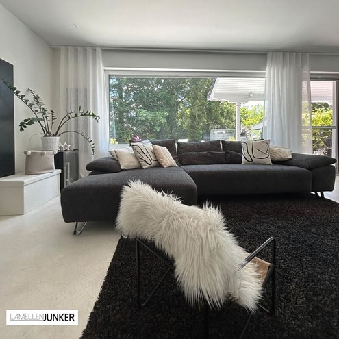 elegante-gardinen-jab-raumhoch-wohnzimmer-hanau-angefertigt-von-lamellen-junker 