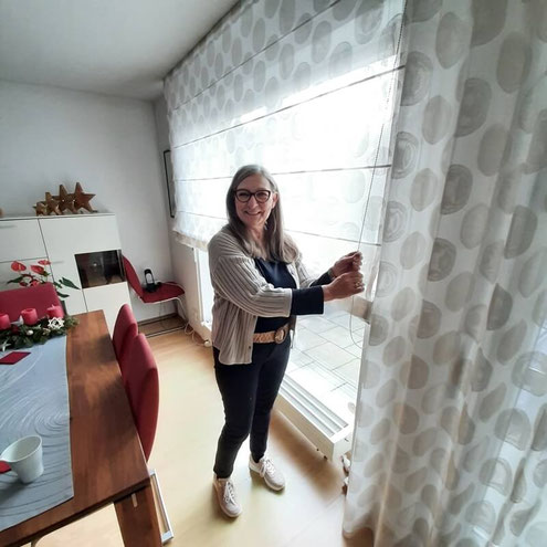 Vorhang und Raffrollo in einem Wohnzimmer in Rodenbach bei Hanau