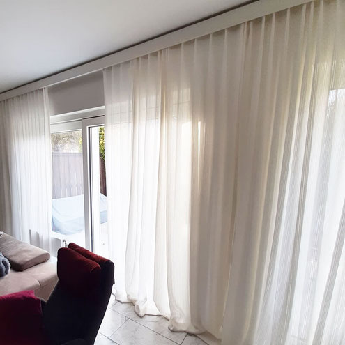 elegante-weisse-gardinen-jab-wohnzimmer-alzenau-lamellen-junker
