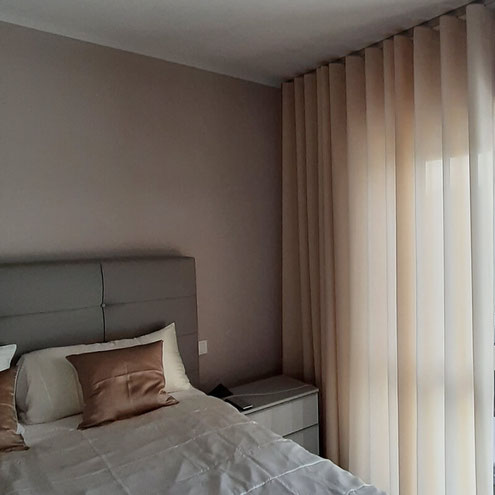 Lichtdurchlässiger Wellenvorhang nach Maß im Schlafzimmer in sanftem beige-greige angefertigt von Lamellenjunker