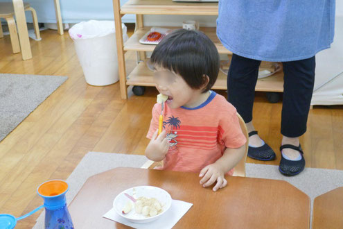 1歳児がつくった月見団子を勢いよく食べています。