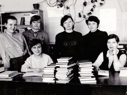 Mitarbeiterinnen der Abteilung „Katalogisierung und Buchbearbeitung“ der Universitätsbibliothek in Omsk. In der Reihe der Stehenden die zweite von links - das bin ich (etwa 1983, da war ich 29 Jahre alt).