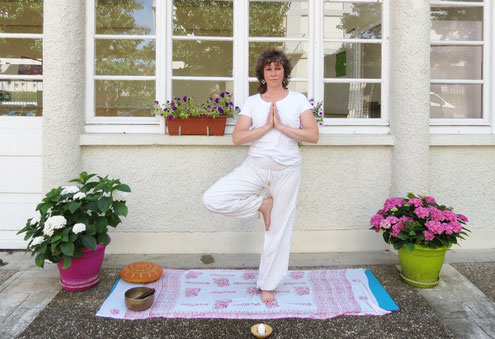 Posture de yoga : l'arbre (vriksasana) par Murielle LEROY