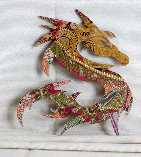 Sa Majesté le Dragon, support medium 30 cm, papiers et peinture relief