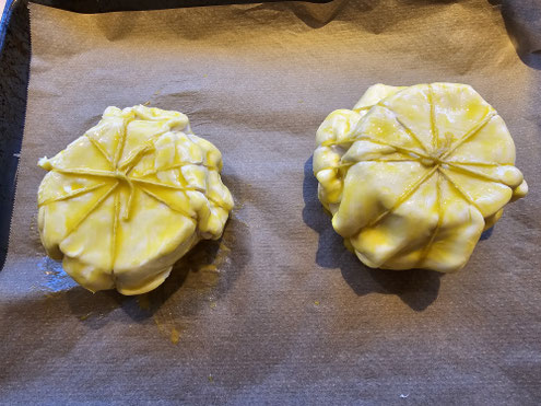 Gebackener Camambert in Kürbisform
