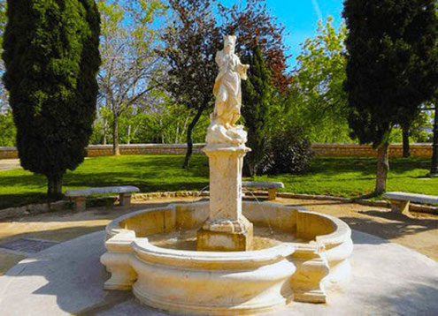 Escultura: La figura de mármol de la diosa Ceres data del siglo XVIII y es de autor anónimo. Procede originalmente del Huerto del Canónigo Pontons en Patraix y fue instalada en su ubicación actual en 1969.