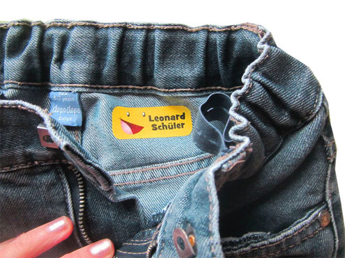 Bügeletikett aufgebügelt in Jeanshose