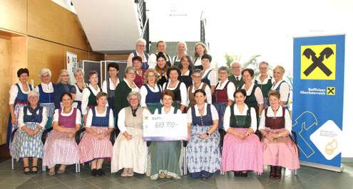 € 689.700,- von der OÖ. Goldhaubengemeinschaft im Jahr 2024 gespendet. Bezirksobfrauen und Stellvertreterinnen mit Landesobfrau Martina Pühringer. Foto: OÖ. Goldhaubengemeinschaft