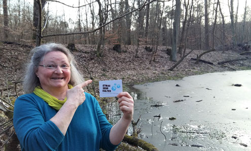 Ich habe sogar jetzt im Frühling noch etwas "ganz Kaltes" gefunden: Einen kleinen zugefrorenen Weiher in einer Waldsenke!