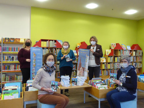 Bei der Übergabe meiner Bücher, von links nach rechts: Anna Neufeld, Martha Maucher (die neue Bibliotheksleiterin), ich (Sigute Wosch), Petra Ade und Angelika Riedel (Foto: Anna-Maria Müller / Stadtbücherei Würzburg)
