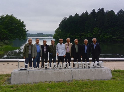 田貫湖の前に一列に整列して記念写真