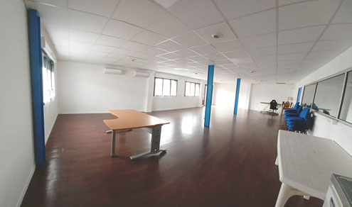 Espace Vitasanté  Salle de 90m² très lumineuse en rdc, wc séparés, wifi, chaises et tables à disposition, localisée dans la Zone d’Activité des Grands Mortiers (derrières le centre commercial les Atlantes, Carrefour). Facilité d'accès et stationnement pri