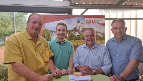 Axel Fickeis, Maximilian Müller, Bundestagsabgeordneter Klaus-Peter Willsch und Kreisvorsitzender Landtagsvizepräsident Matthias Lammert beim politischen Sommergrillen der Diezer CDU, die bei bestem Wetter mehr als 40 Mitglieder begrüßen konnten.