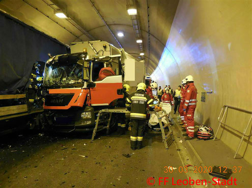 Feuerwehr; Blaulicht; FF Leoben-Stadt; Brand; Küche; Proleberstraße;