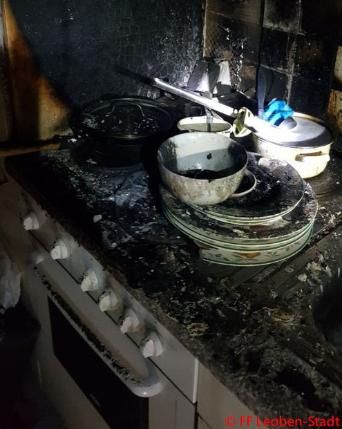 Feuerwehr; Blaulicht; FF Leoben-Stadt; Brand; Küche; Proleberstraße;
