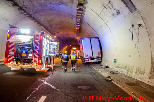 Feuerwehr; Blaulicht; FF Markt Mooskirchen; Unfall; Assingbergtunnel; LKW; Kraftstoff;