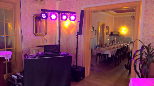 Hier sieht man Sound Mix DJ Team bei einer Jugendweihe in der Villa Stern Neukirchen.