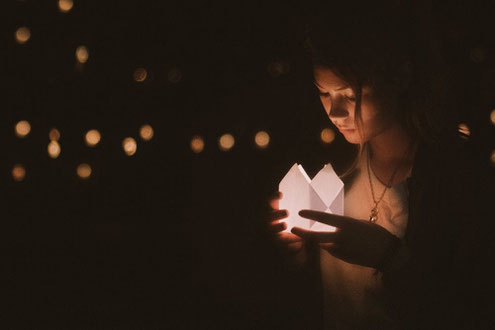 Mit The Work of Byron Katie kannst du deine negativen Glaubenssätzen untersuchen und dich davon befreien.